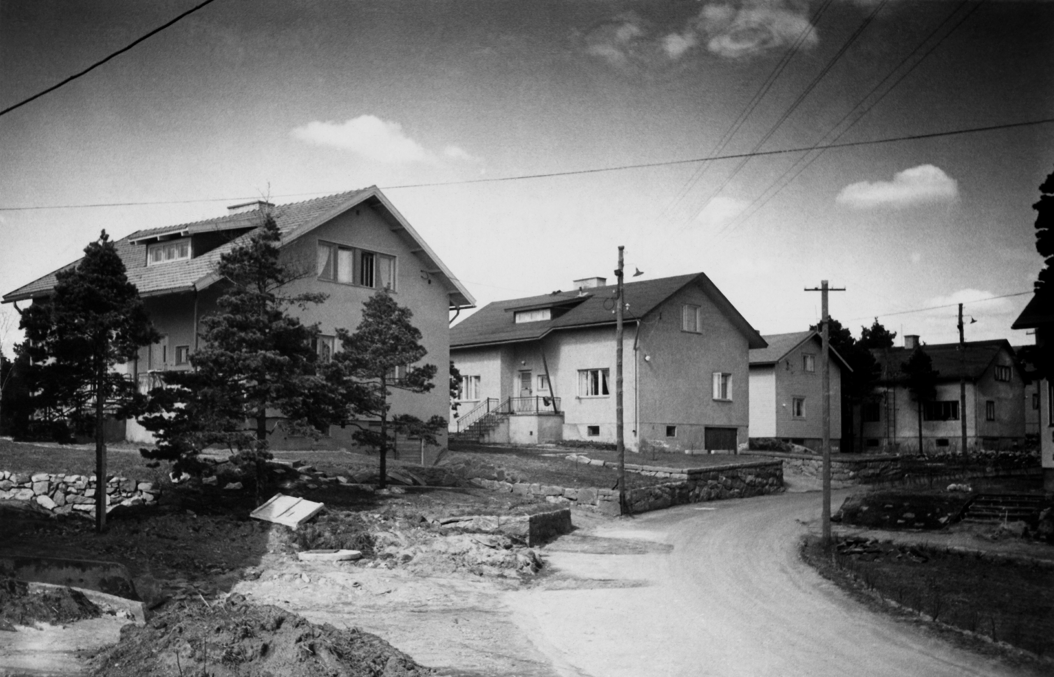 Länsi- Herttoniemi, Näätäkuja 10, 12, 14, 16. Omakotitaloja.