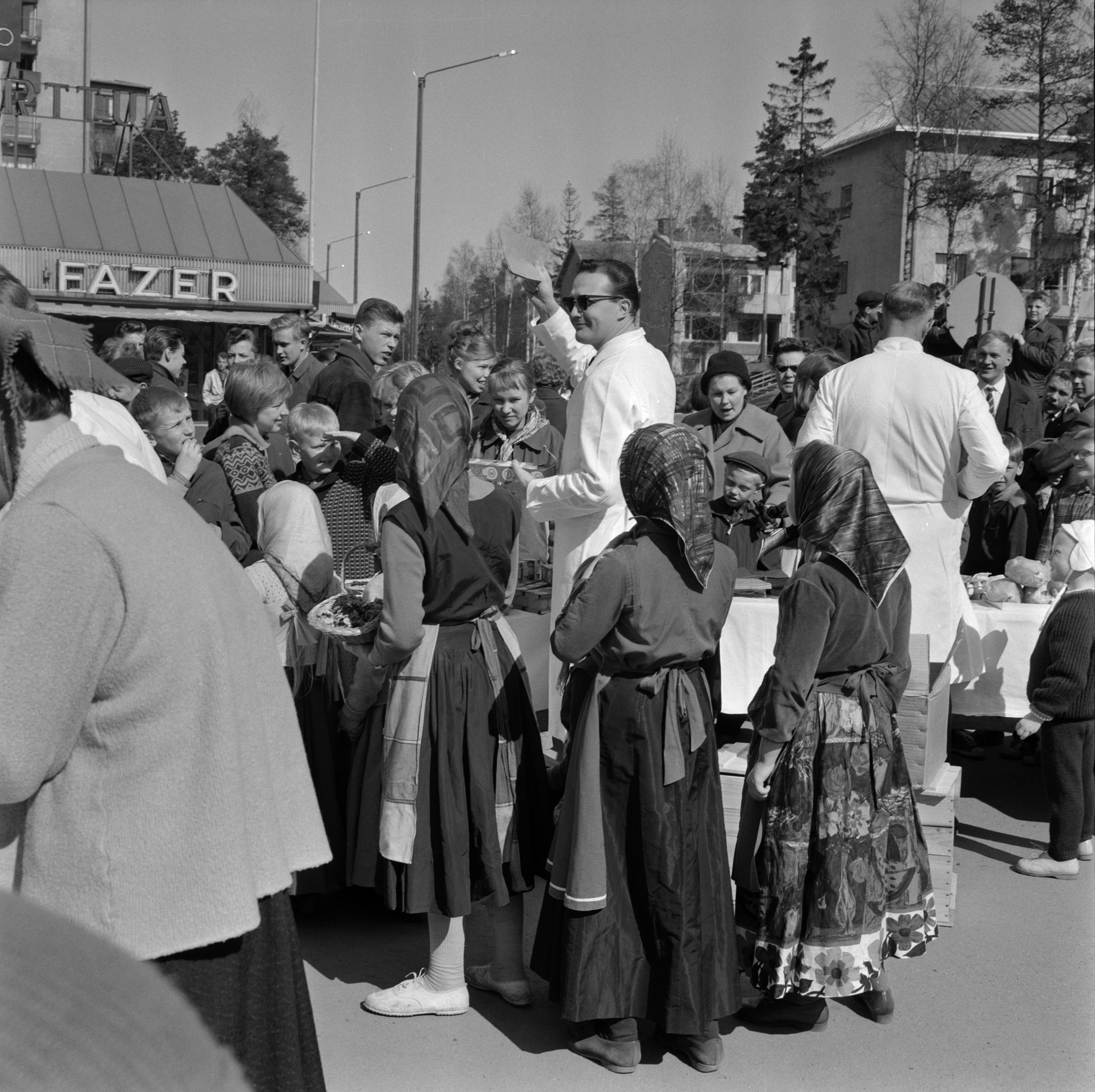 Ihmisiä Herttoniemen torilla pääsiäisenä.