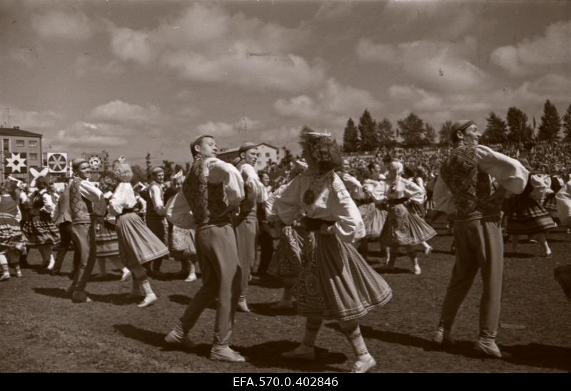 Folk dance performance at the stadium Komsomoli (Kalevi).