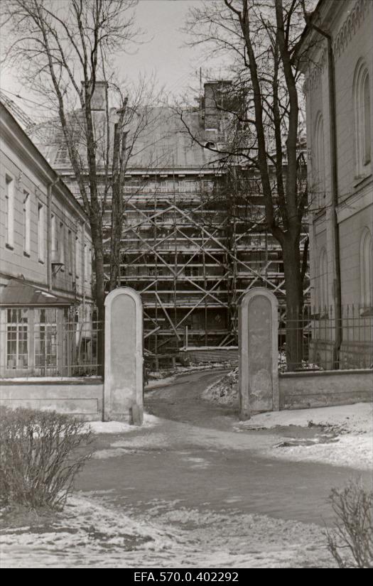 In orders for the main building of the University of Tartu.