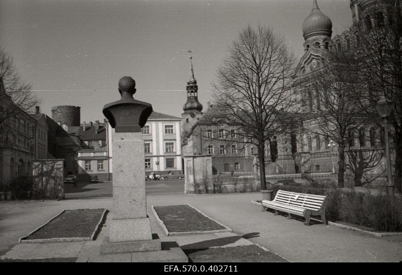 Johannes Lauristin's shape on Toompeal.