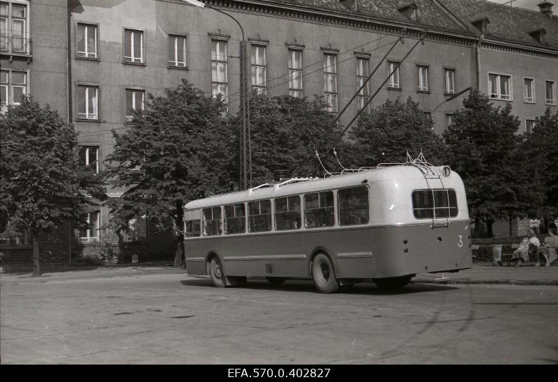 Troll bus Estonia puiesteel.