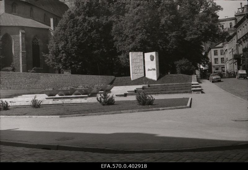 View of Eduard Vilde's memorial mark on Harju Street.