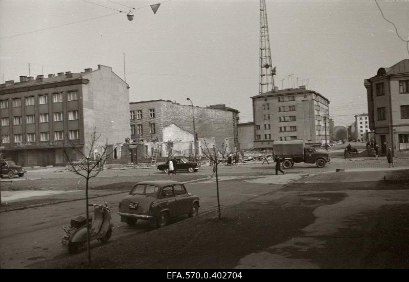 Decommissioning works at the corner of Tartu highway and Kreutzwald Street.