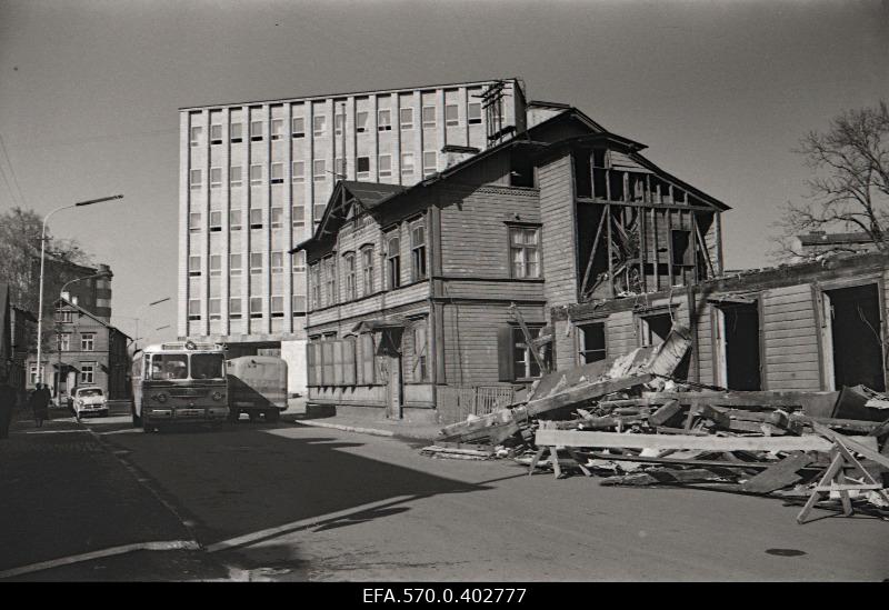 Dismantling the building at the corner of Tartu highway and Lenin (Rävala) road.