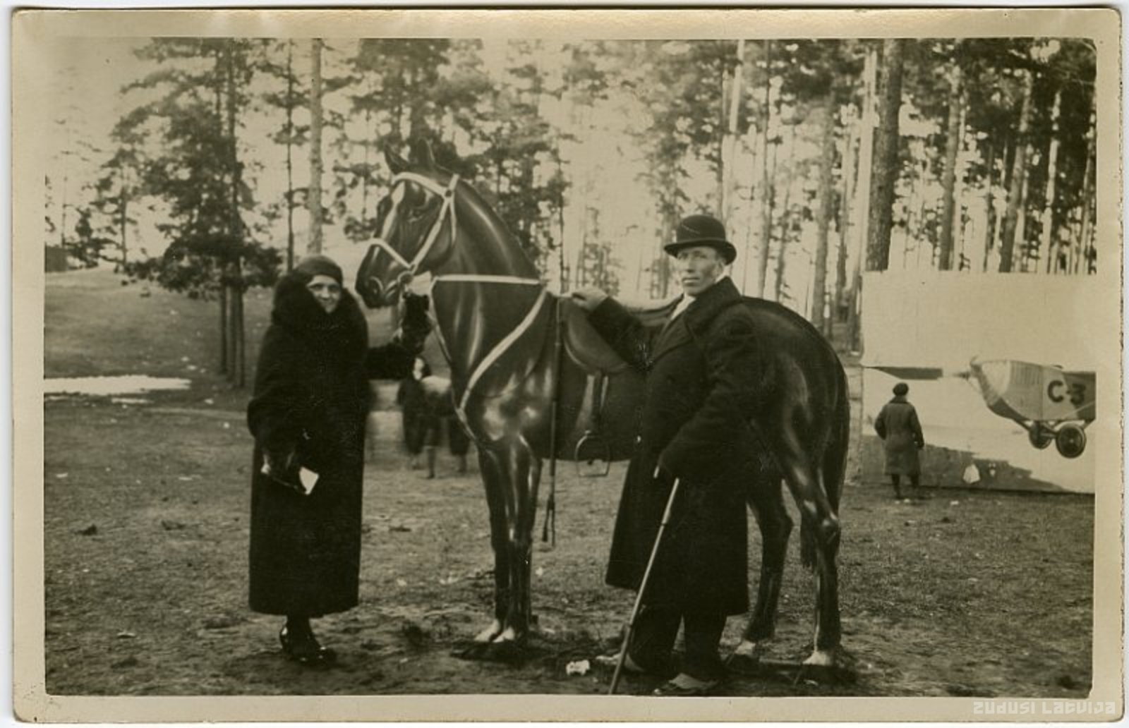 Rīga. Mežaparks. Sieviete un vīrietis pie zirga silueta