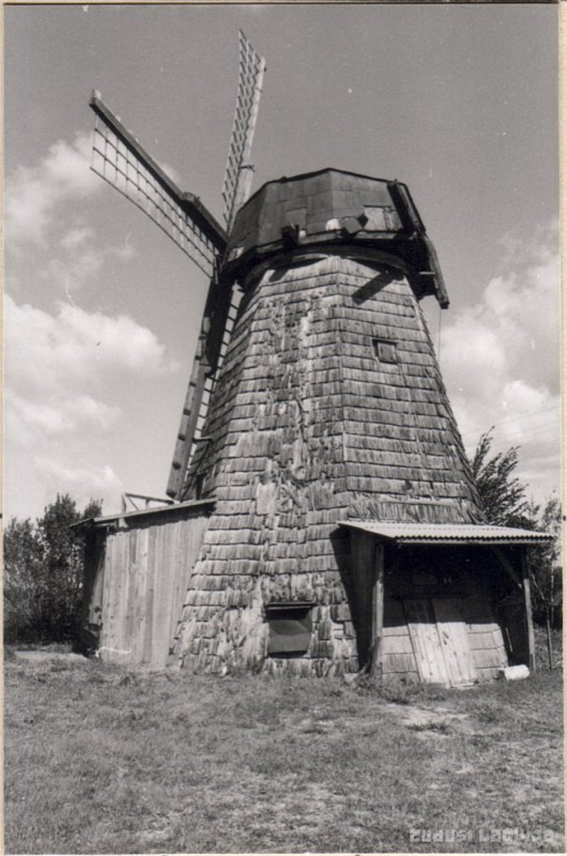 Adžūnu windmills in Islices parish of Bausk district, Lazdu windmills
