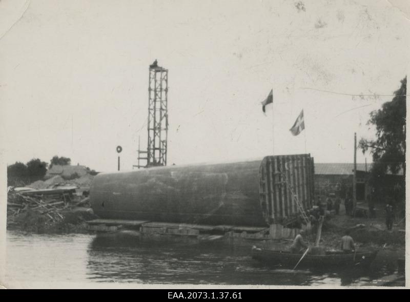 Construction of the Great Bridge of Pärnu, the first summer zone (P5) before the waterfall, the Estonian and Danish flags on the side of the summer zone