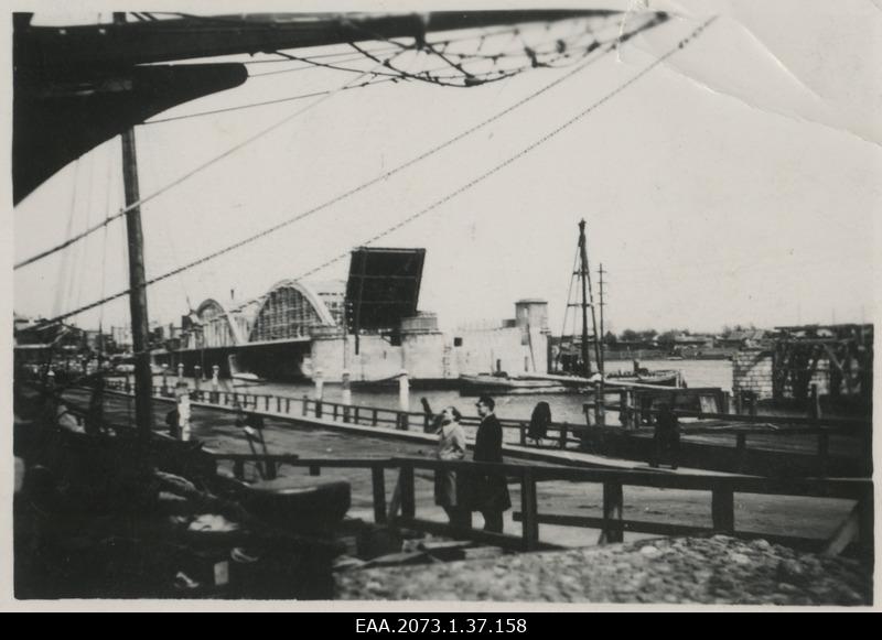 Construction of Pärnu Suursilla, lifting of valves