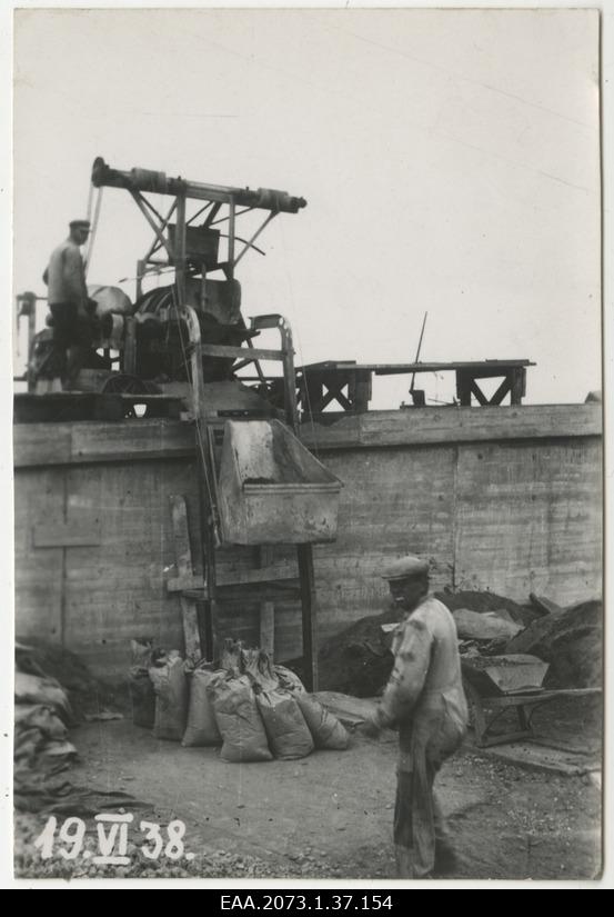 Construction of Pärnu Suursilla, concrete mixer in the work of bridge bending 19.VI.1938