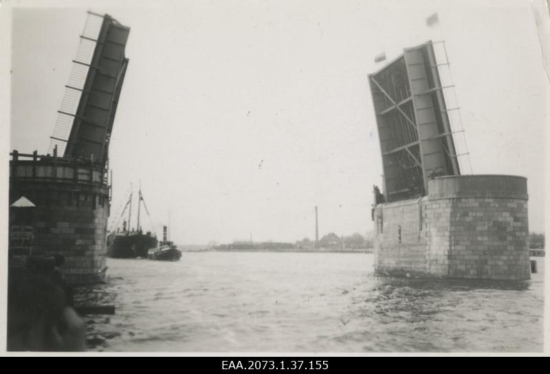 Construction of Pärnu Suursilla, construction of Pärnu Suursilla, celebrating the completion of bridges, first ships traveling between valves