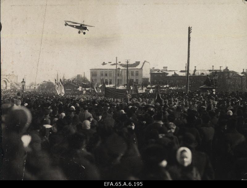 The plane flies above the militants in the Russian market (Viru Square).