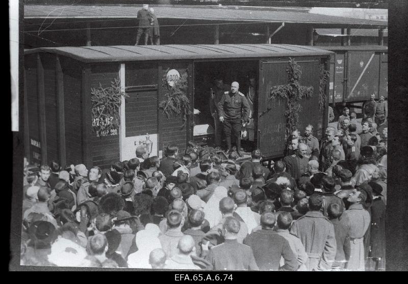 Deportation of Lieutenant Andrei Kalašnikov, the commander of the Russian 23rd Corps flight hall, to the country at Riga Railway Station.