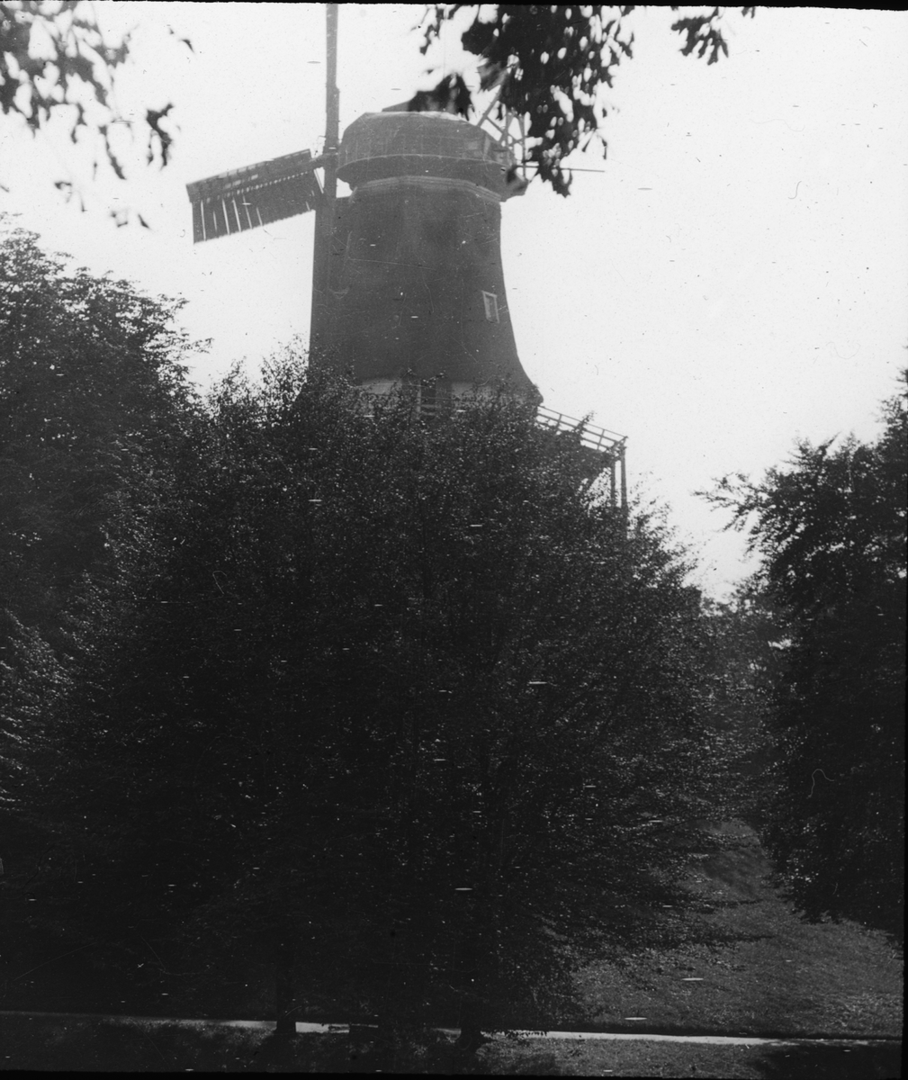 Skioptikonbild med motiv av väderkvarn i Bremen.
Bilden har förvarats i kartong märkt: Resan 1904. Bremen II. -