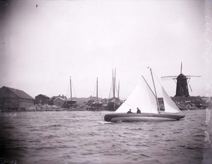 Enligt text som medföljde bilden: "Vattenidrottsfesten." - Landskap. Bohuslän.
Väderkvarn och varv i bakgrunden. Båten kallas Entypare.