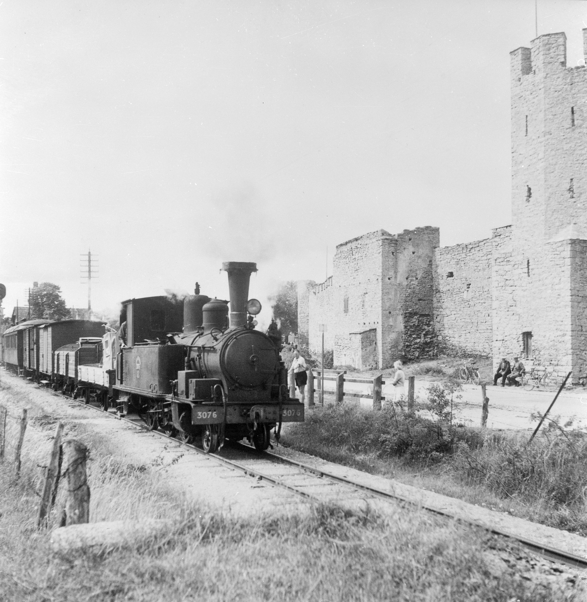 Statens Järnvägar, SJ K3p 3076 vid ringmuren. Loket ägdes av SJ under perioden 1948-1952. Det blev skrotad 1952. Första ägaren var Gotlands Järnvägar och loket hette då lok nummer 5 Roma. Loket tillverkades 1894 vid Nydqvist & Holm AB, Trollhättan.