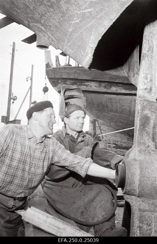 Welder V. Metslaid (left) and boiler e. Kubi will solve the work tasks of the Tallinn Ship Remotion Factory.