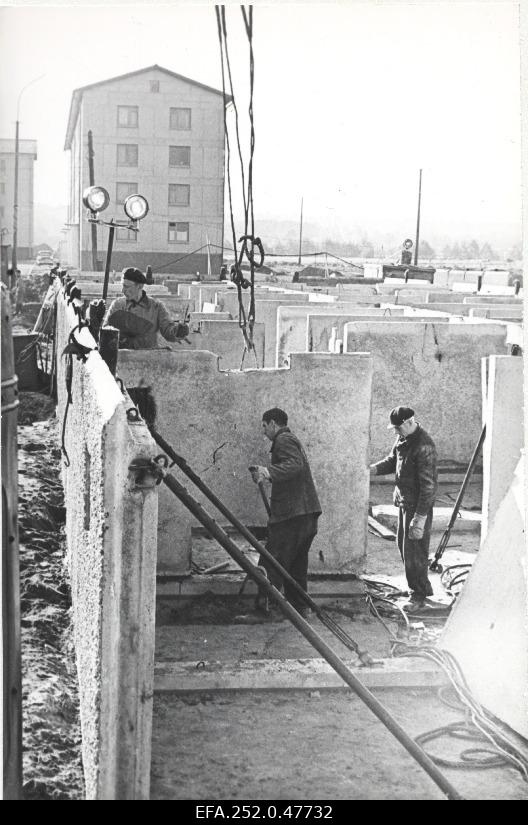 The installation of the basement basement basement of a large panel based on the new standard project that arrived from the new tschech of the Tallinn House Construction Kombinat Männiku.