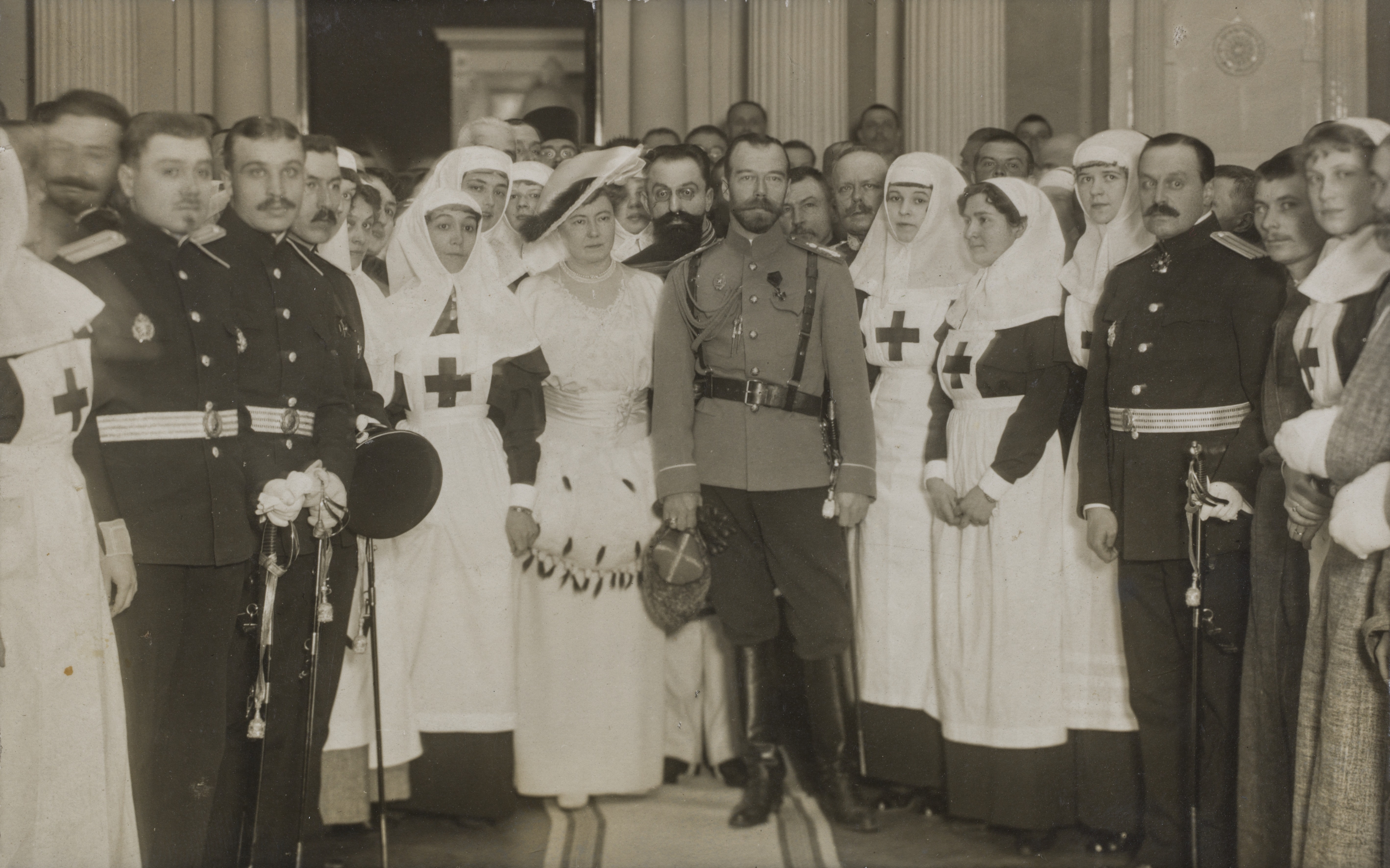 Keisari Nikolai II tarkastamassa Helsingin keisarillisessa palatsissa toimivaa sotilassairaalaa ensimmäisen maailmansodan aikana. Keisarin vieressä kenraalikuvernööri F. A. Seynin puoliso Sofia Seyn, joka johti sotasairaaloiden naistoimikuntaa.