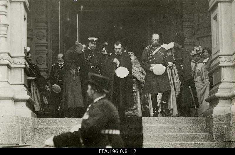 Tsaar Nikolai II visited Tallinn with the accompanying Toompeal Aleksander Nevski leaving the cathedral (in the middle of Nikolai II, his right-wing crawl Frederics).