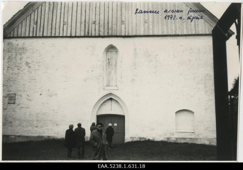 Seltskond Rannu Püha Martini kiriku ees