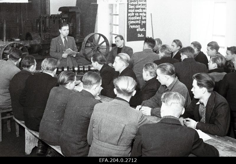 Sipa masina-traktorijaama kontrollmehaanik A. Rooste traktorite kursustest osavõtjatele praktilist tundi andmas.