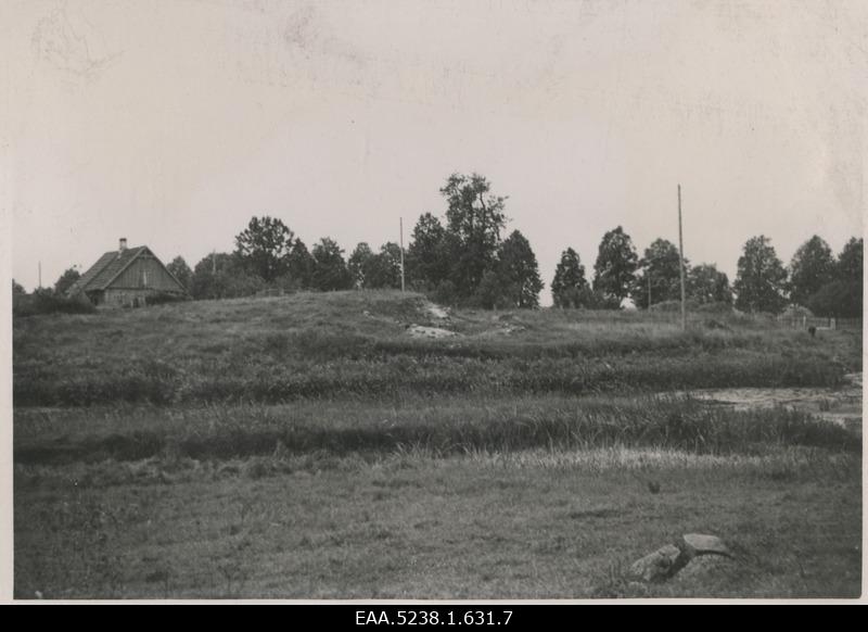 Rannu vasallilinnuse ase loodest, taamal puithoone