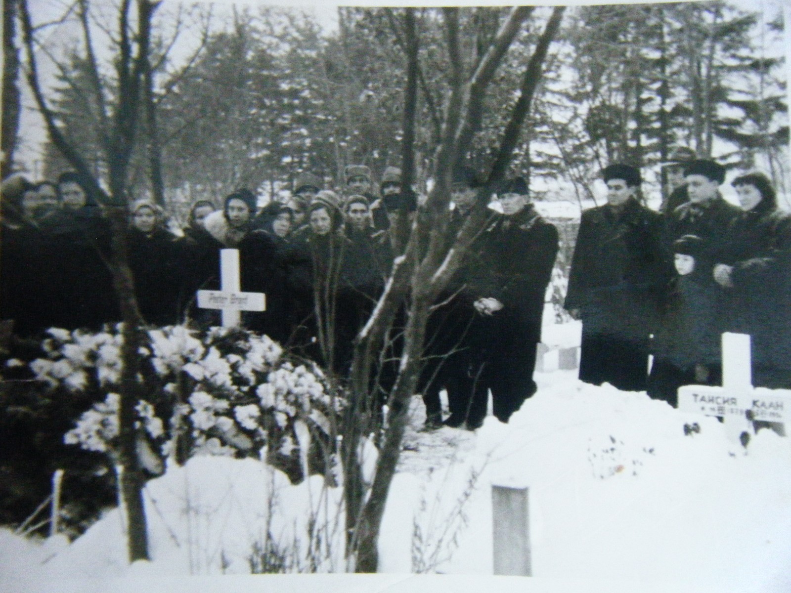 The funeral of Peter Brant in Tartu in Paul's graveyard. The third adult uncle's funeral on the right is Endel Aimre(Brant). Peter was also called "Tartu's fear"