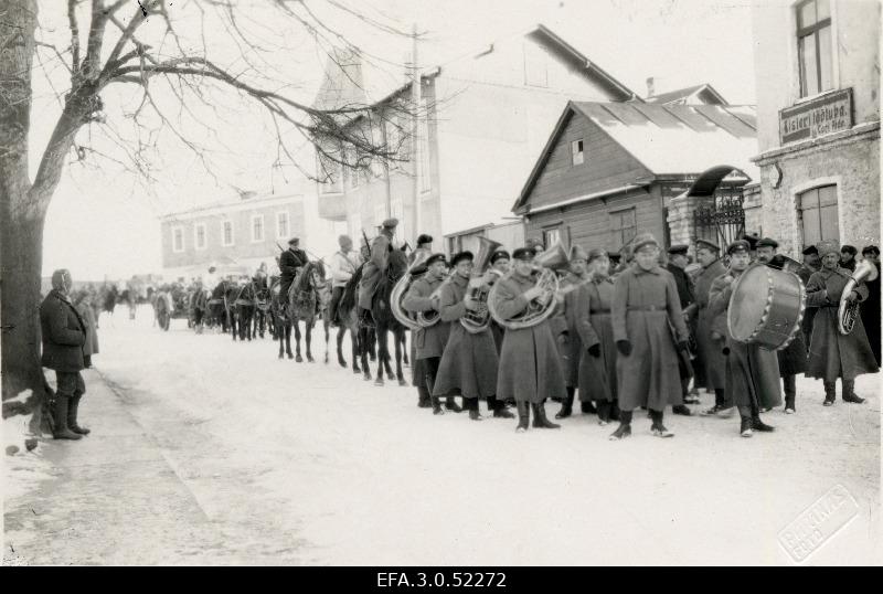 War of Liberty. 1.Self-independent heavy batteries of the Raske Artillery Division on Liivalaia street moving the archwork on the front of the Telliiskopli railway station.
