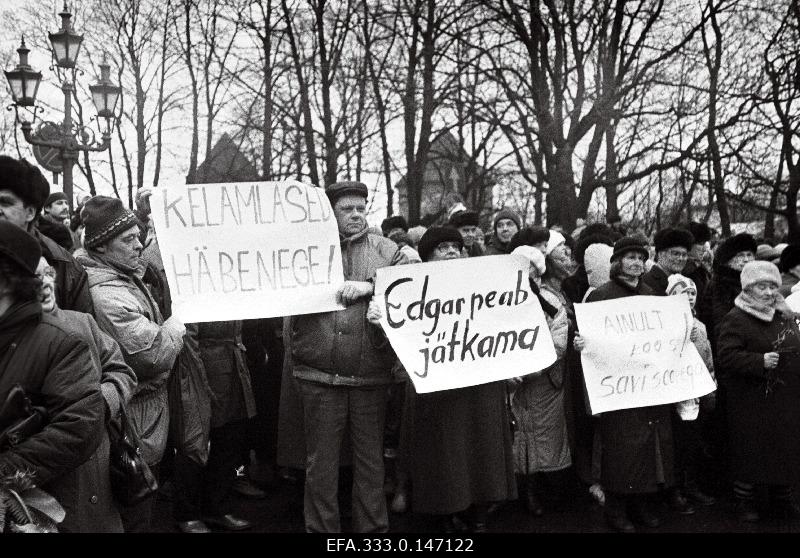 People at Lossiplats during the solemn division of the Republican Defence Forces during the event of the departure from the office of the President of the Government of the Republic of Estonia, Edgar Savisaare.