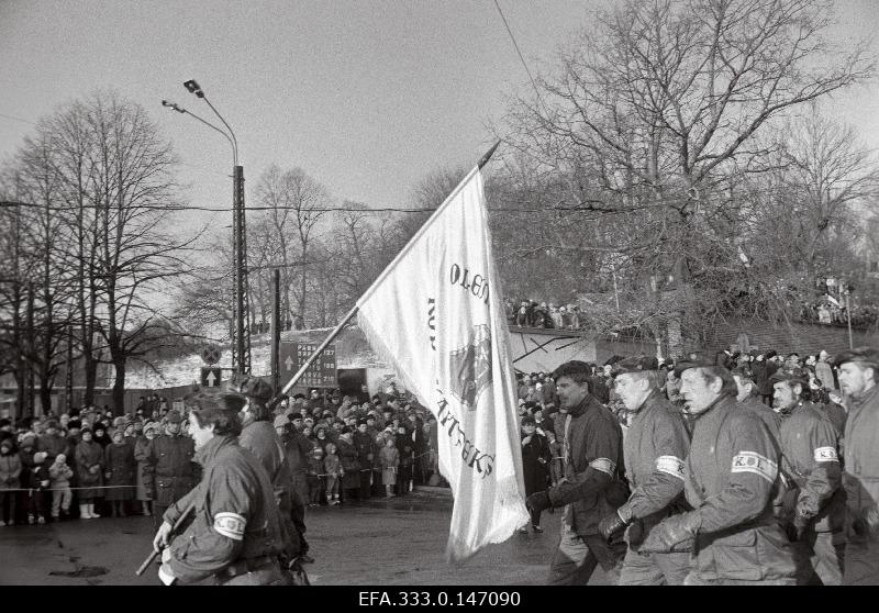 Paradise of the Defence League, Home Defence and Border Guard Service at the Freedom Square. In front of the column there is the flag of the Defence League.