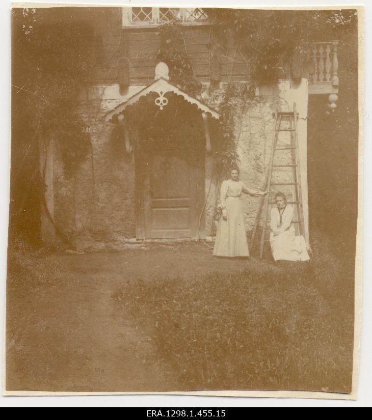 Marie Maydell and Dora Wrangell Piirsalu Manor in front of the house