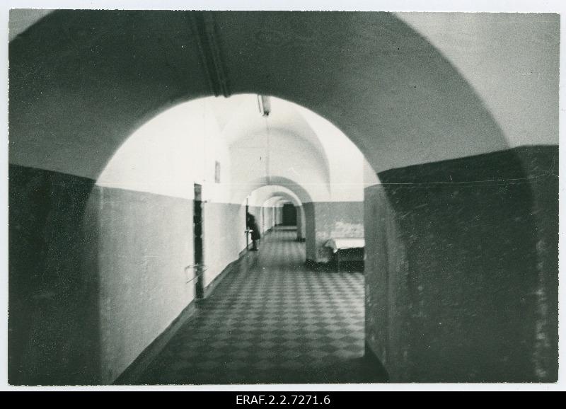 Patarei vangla (Keskvangla) sisevaade koridorile. Pildistatud, kui filmiti Kaljo Kiisa 1924.a detsembri sündmustest rääkivat filmi "Surma hinda küsi surnutelt"
