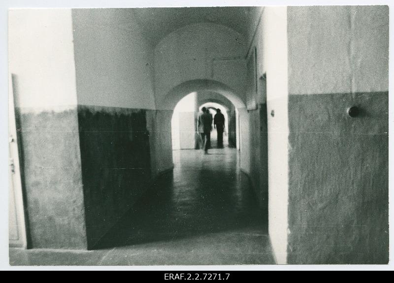 Patarei vangla (Keskvangla) sisevaade koridorile, kus kõnnivad inimesed. Pildistatud, kui filmiti Kaljo Kiisa 1924.a detsembri sündmustest rääkivat filmi "Surma hinda küsi surnutelt"