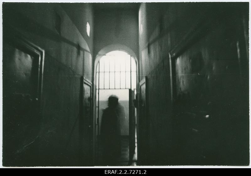 Patarei vangla (Keskvangla) sisevaade pimedasse koridori. Pildistatud, kui filmiti Kaljo Kiisa 1924.a detsembri sündmustest rääkivat filmi "Surma hinda küsi surnutelt"