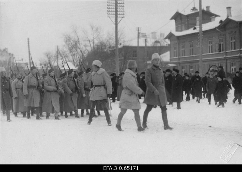 War of Liberty. 1.Finnish Volunteers’ Portal (Ekström Battalion) arrives on the parade of the Peetri Square. In front of the Colonel from the left: Captain Anto Eskola, Chief of the 1st Company, Chief of Staff Major Martin Ekström (see behind), Lieutenant Adjutant Elmar Kirotar.