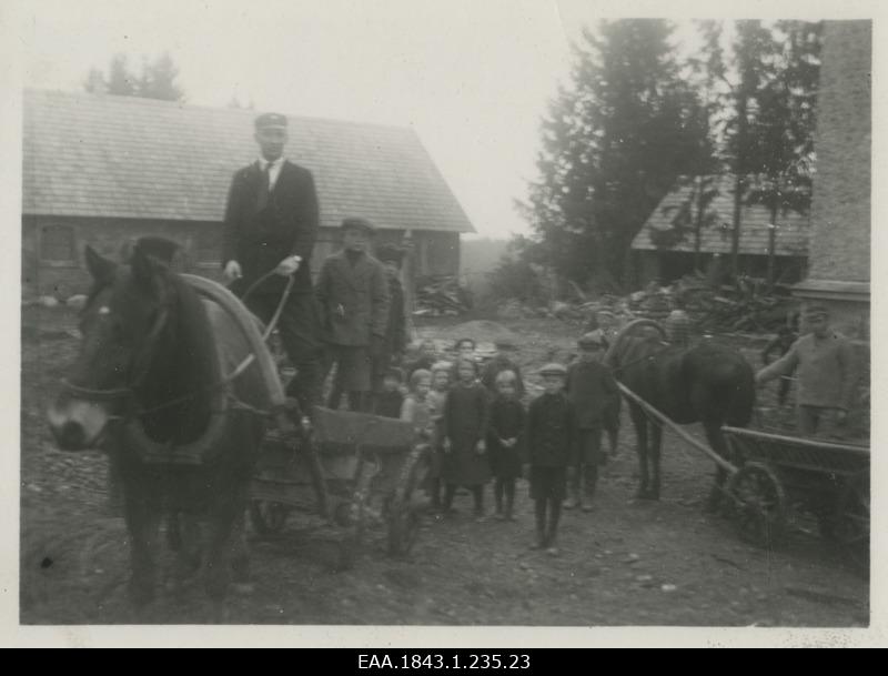 Members of the corporation "Estonia" posing two horse structures and children in Visusti Manor, group photo