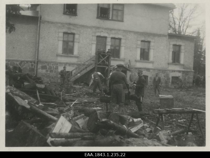 Company "Estonia" members working at Visusti Manor, group photo