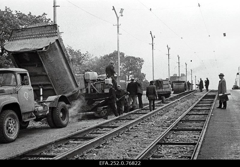 Road repairers on the viaduct of Pärnu highway.