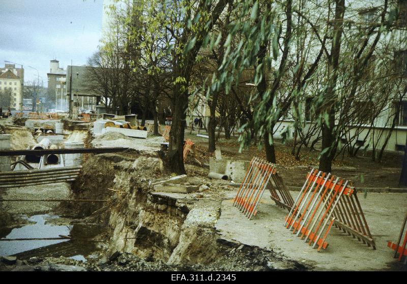 Construction of the heat track together with deforestation of trees on Lomonossov Street.