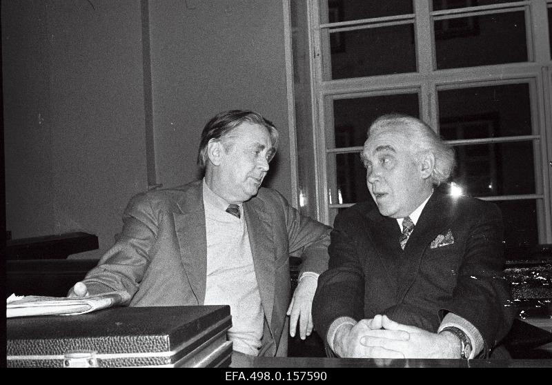The composer and conductor Gustav Ernesaks (best) and the headmaster of the Rat “Vanemuise” is conversing with Karel Ird.
