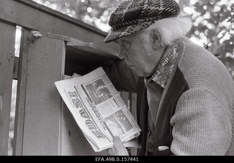 Composer and conductor Gustav Ernesaks removes newspapers from the mailbox.
