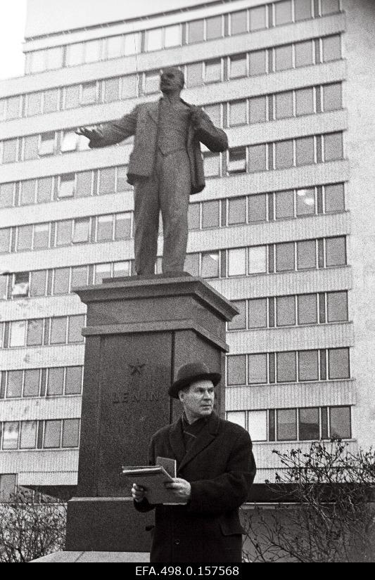 Graph Evald Okas V.I. at the Lenin Memorial Pillar.