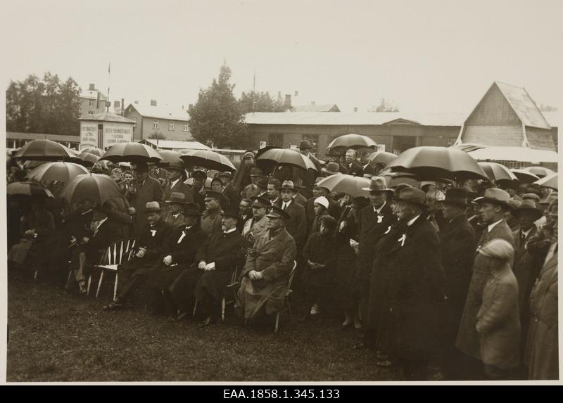 Jaan Tõnisson is sitting among the audience at the Tartu exhibition. People keep the rainbow, at the same time the tobacco industry kiosk.