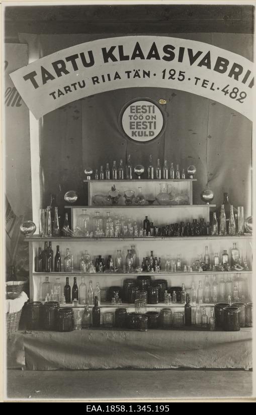 Display of bottles, bottles and decorative items in the Tartu Glass Factory