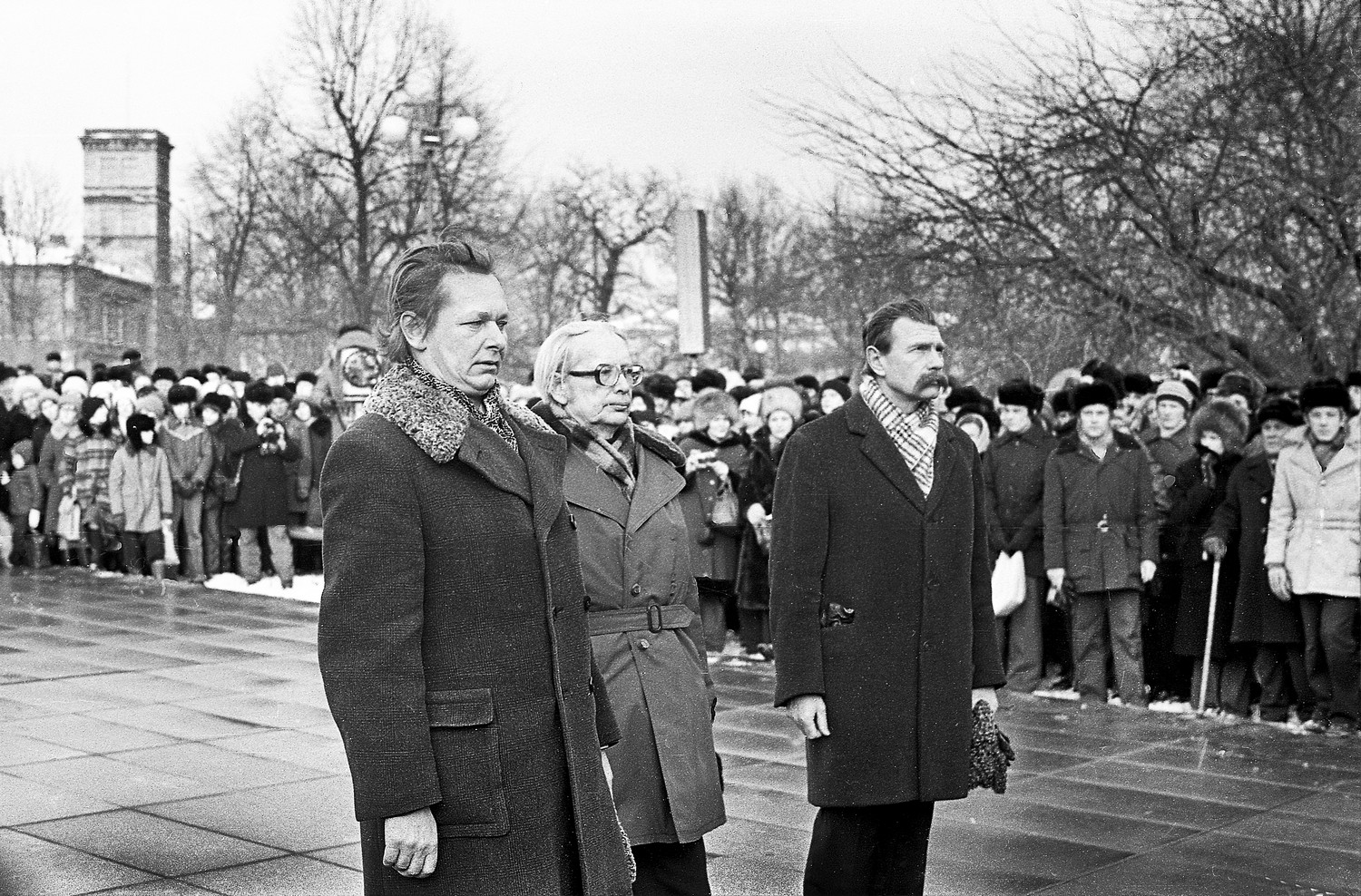 Opening of a. h. Tammsaare monument 78 (13) Enn Vetemaa, Paul Kuusberg and Heino Kiik