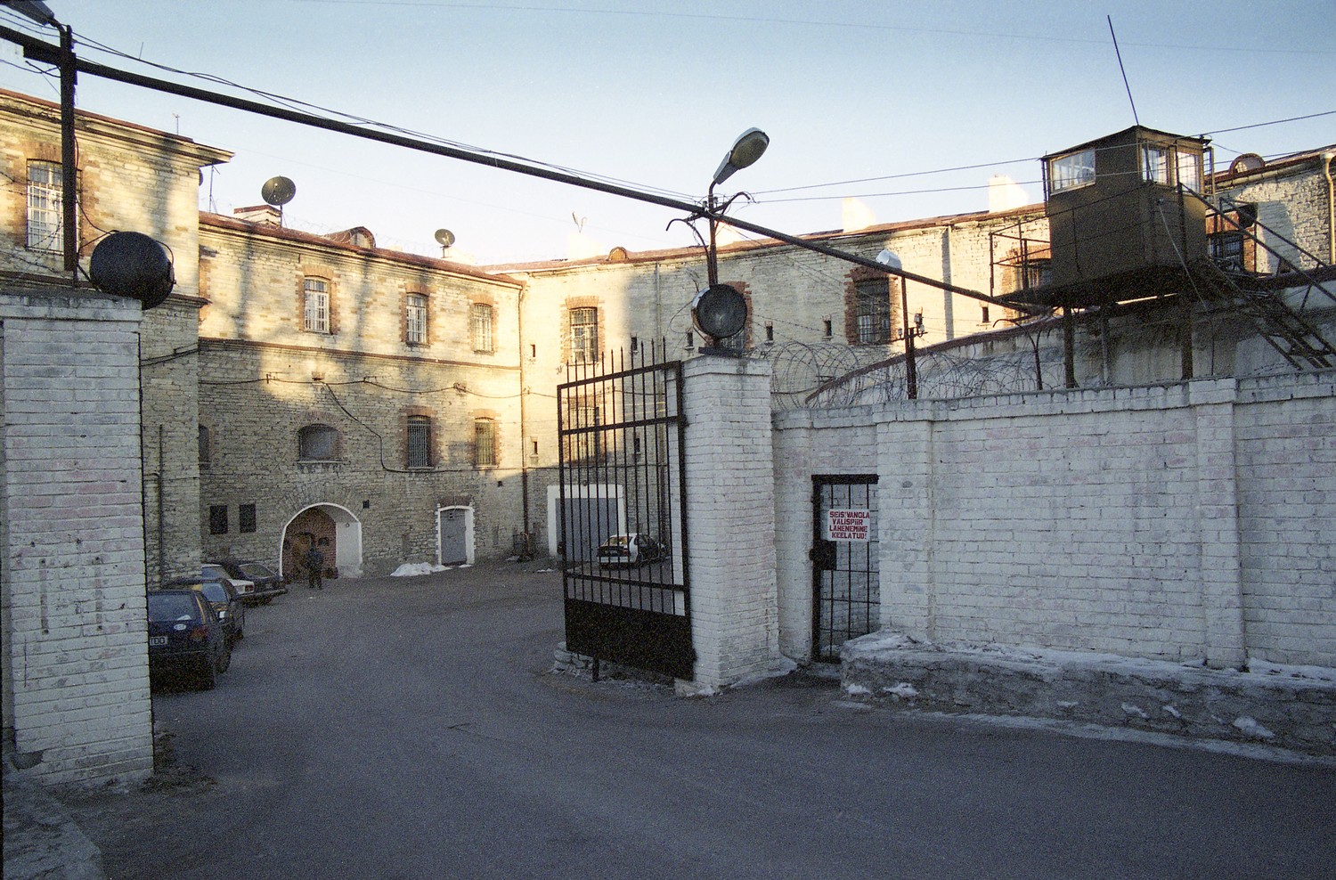 Battery prison 2002 (01)