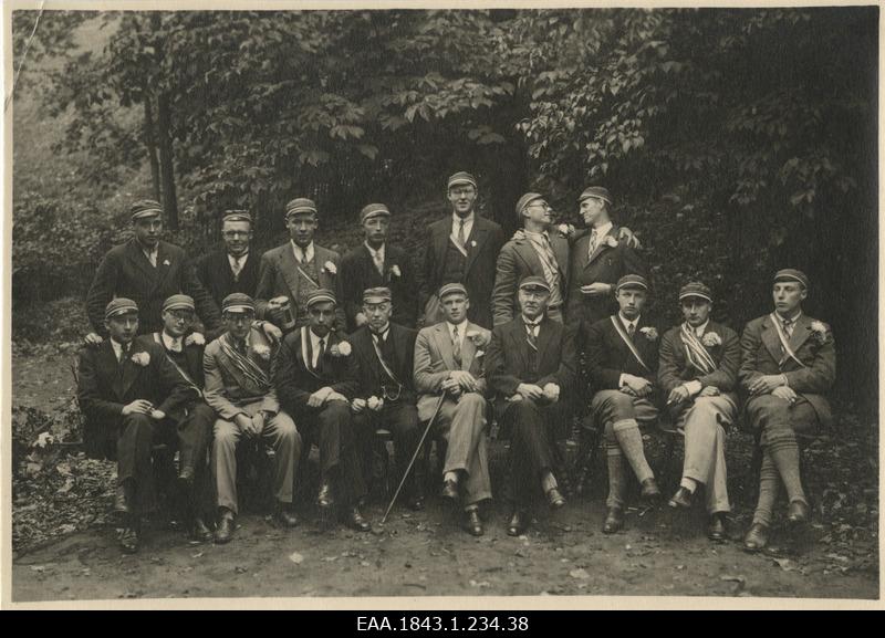 Company "Estonia" member group picture with new colour carriers Walter Hirsch and Baron Carl-Otto Stackelberg