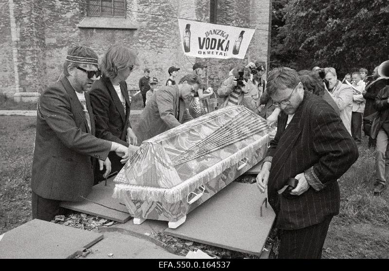 Singer-Vinger 13 - ritual of conservation of the menu next to the Niguliste Church. Hardi Volmer (best).