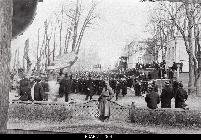 Demonstrators in front of Kadrioru Castle